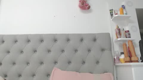 anntonella_squirt online show from December 5, 2025, 11:41 am