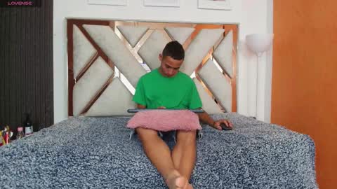 antonella_and_thiago_ online show from November 20, 2025, 12:27 pm