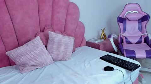 Snapshot of antonella_foxxxx chatting on June 25, 2026, 6:01 pm antonella_foxxxx online show from June 25, 2026, 6:01 pm