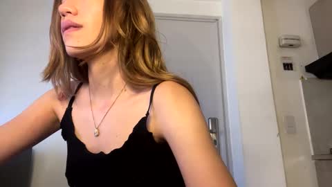 Snapshot of antonellarossii_ chatting on January 22, 2025, 4:55 pm Antonella online show from January 22, 2025, 4:55 pm