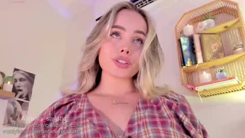 Snapshot of antonia_savatto_ chatting on October 17, 2025, 8:55 pm o ANTO online show from October 17, 2025, 8:55 pm