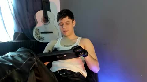 antonnello_ online show from November 21, 2025, 3:33 pm