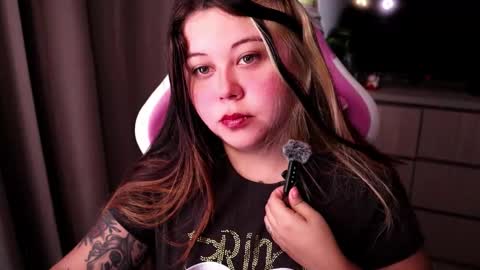   Independent model  online show from March 26, 2026, 3:39 pm