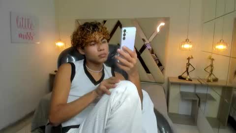 anyelotwink online show from March 10, 2026, 9:09 pm