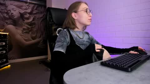 Snapshot of aphexqueen chatting on November 9, 2025, 5:17 am APHEX QUEEN online show from November 9, 2025, 5:17 am