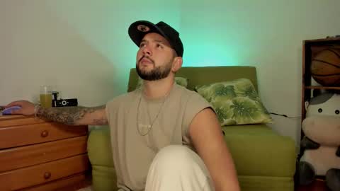 Snapshot of apolorising_ chatting on October 6, 2025, 10:40 pm Lola  Apolo online show from October 6, 2025, 10:40 pm