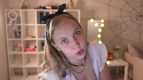  REYNA  my friend   online show from October 30, 2025, 2:18 pm