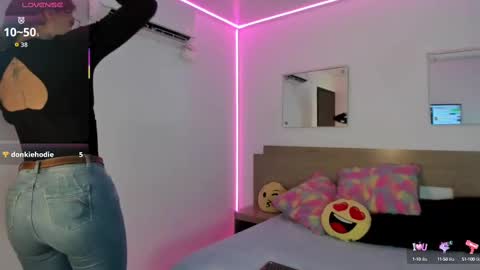 Snapshot of april_dumont chatting on September 18, 2025, 12:51 pm April online show from September 18, 2025, 12:51 pm