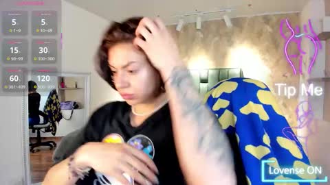 Snapshot of april_dumont chatting on November 10, 2025, 11:31 am April online show from November 10, 2025, 11:31 am