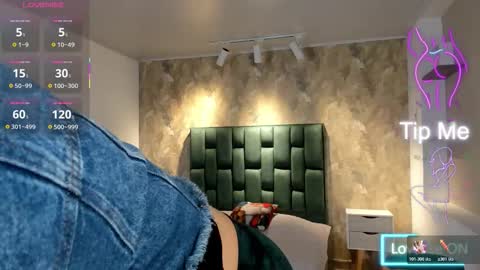 Snapshot of april_dumont chatting on December 1, 2025, 12:54 pm April online show from December 1, 2025, 12:54 pm