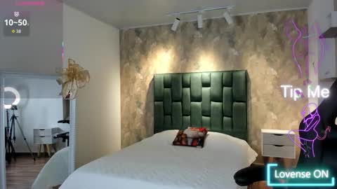 Snapshot of april_dumont chatting on December 2, 2025, 12:54 pm April online show from December 2, 2025, 12:54 pm