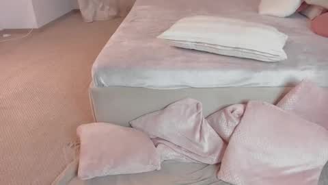 Laura online show from November 19, 2025, 7:03 pm