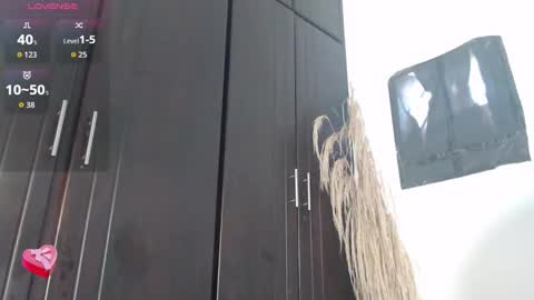 Snapshot of aprill7 chatting on October 23, 2025, 1:10 pm online show from October 23, 2025, 1:10 pm