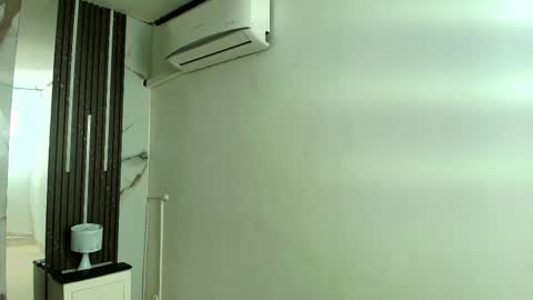 aprillross online show from December 22, 2025, 11:51 am