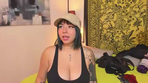 aria y orien  online show from September 15, 2025, 11:21 am