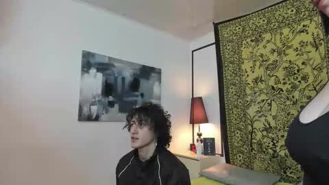 aria y orien  online show from October 16, 2025, 11:11 am