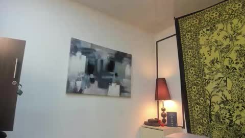 aria y orien  online show from November 20, 2025, 10:59 am