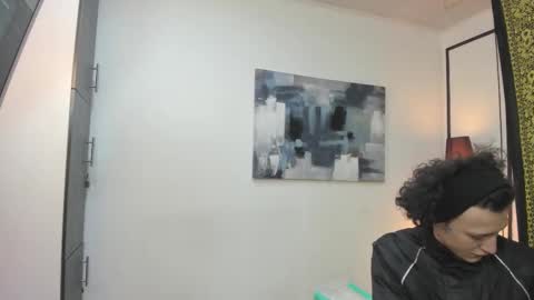 aria y orien  online show from December 3, 2025, 10:57 am