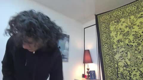 aria y orien  online show from December 15, 2025, 11:03 am