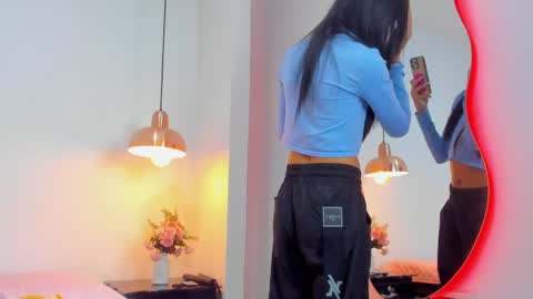 aria_millers1 online show from April 4, 2026, 11:40 am