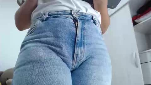 ariacoral online show from November 16, 2025, 12:55 pm