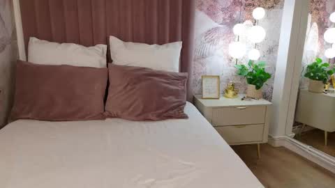 Aria online show from November 26, 2025, 4:24 am