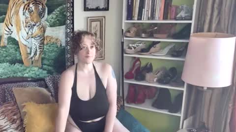 Arielle Ari online show from December 2, 2025, 7:53 pm