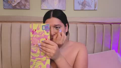 arihanna_london online show from May 7, 2026, 4:07 am