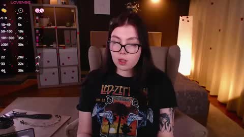 Snapshot of arizonaa_muse chatting on February 21, 2025, 12:27 am Astrid online show from February 21, 2025, 12:27 am