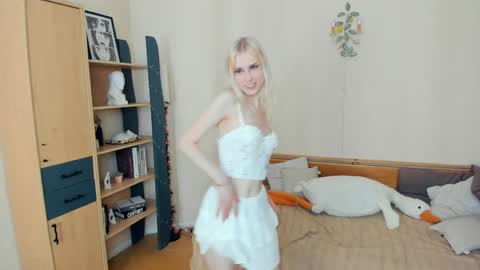 Snapshot of arlavitullo chatting on June 8, 2026, 8:37 am Emily online show from June 8, 2026, 8:37 am