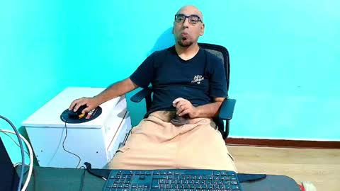 arnelux72 online show from May 10, 2026, 5:23 am