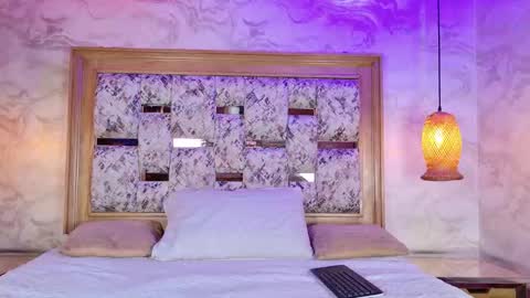 Snapshot of aron_emily chatting on December 16, 2025, 7:19 pm aron_emily online show from December 16, 2025, 7:19 pm