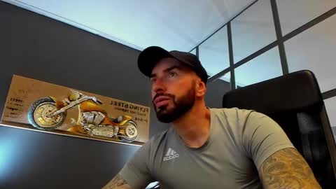 Snapshot of arongrant chatting on October 23, 2025, 8:24 am AronGrant online show from October 23, 2025, 8:24 am