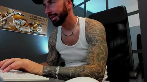 Snapshot of arongrant chatting on October 28, 2025, 10:30 am AronGrant online show from October 28, 2025, 10:30 am