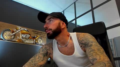 Snapshot of arongrant chatting on November 2, 2025, 10:28 am AronGrant online show from November 2, 2025, 10:28 am