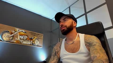 Snapshot of arongrant chatting on November 3, 2025, 9:32 am AronGrant online show from November 3, 2025, 9:32 am