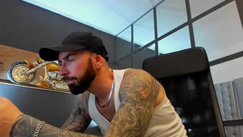 Snapshot of arongrant chatting on November 4, 2025, 10:25 am AronGrant online show from November 4, 2025, 10:25 am