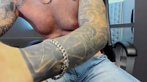 Snapshot of arongrant chatting on November 9, 2025, 10:46 am AronGrant online show from November 9, 2025, 10:46 am