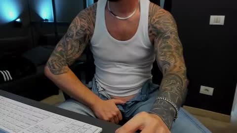 Snapshot of arongrant chatting on November 10, 2025, 10:36 am AronGrant online show from November 10, 2025, 10:36 am