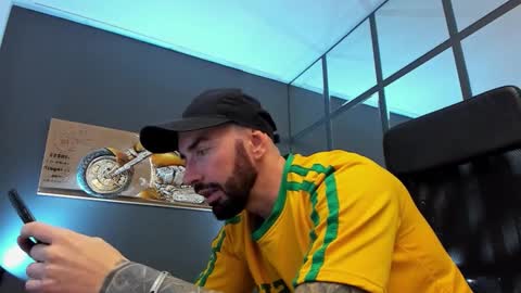 Snapshot of arongrant chatting on November 13, 2025, 10:03 am AronGrant online show from November 13, 2025, 10:03 am