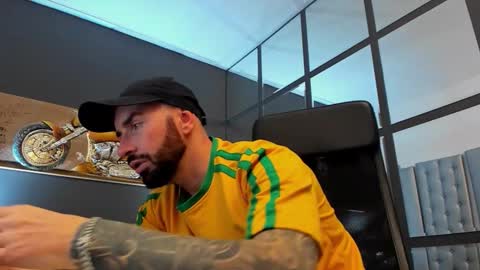 Snapshot of arongrant chatting on November 15, 2025, 9:39 am AronGrant online show from November 15, 2025, 9:39 am