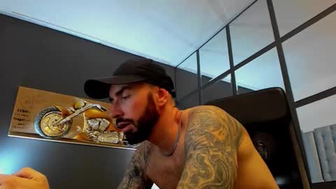 Snapshot of arongrant chatting on November 18, 2025, 9:58 am AronGrant online show from November 18, 2025, 9:58 am