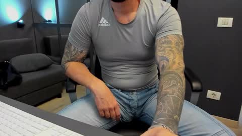 Snapshot of arongrant chatting on November 19, 2025, 9:31 am AronGrant online show from November 19, 2025, 9:31 am