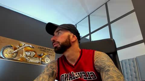 Snapshot of arongrant chatting on November 25, 2025, 9:42 am AronGrant online show from November 25, 2025, 9:42 am