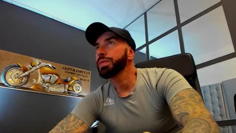 Snapshot of arongrant chatting on November 30, 2025, 11:14 am AronGrant online show from November 30, 2025, 11:14 am