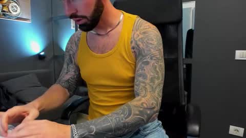 Snapshot of arongrant chatting on December 1, 2025, 10:42 am AronGrant online show from December 1, 2025, 10:42 am