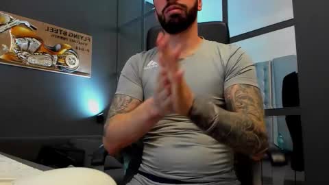 Snapshot of arongrant chatting on December 14, 2025, 10:42 am AronGrant online show from December 14, 2025, 10:42 am