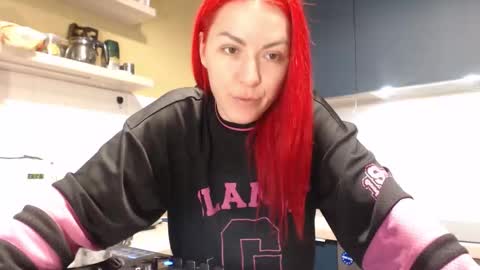 Snapshot of arri_ella chatting on December 5, 2025, 12:30 am arri_ella online show from December 5, 2025, 12:30 am