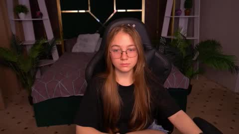 arrinawair online show from November 18, 2025, 9:03 am