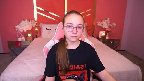 arrinawair online show from December 15, 2025, 8:51 am